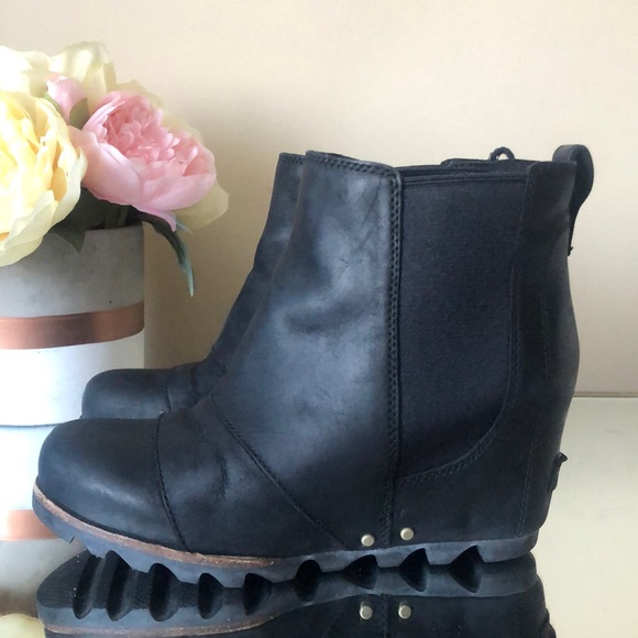 SOREL Lea™ Ankle Black Boots - Picture 2 of 9